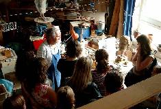 Studenten der FU beim Sommerkursbesuch im Atelierhaus